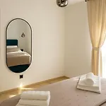 Olive & Wave Apartments- One Minute To The Appartamento