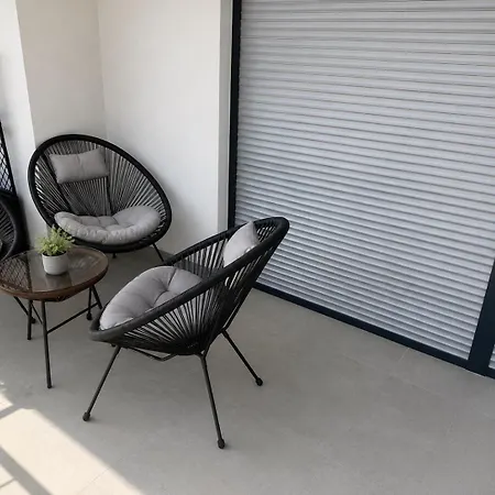 Appartement Nikola- One Minute To The *