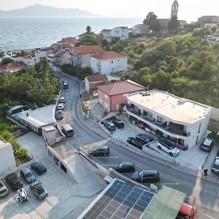 Nikola- One Minute To The * Gradac (Split-Dalmatia)